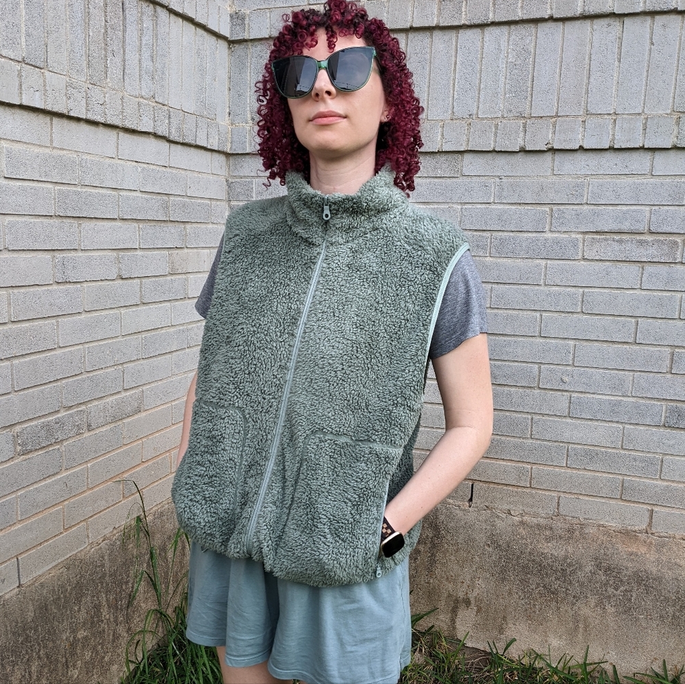 Girlfriend Collective Sherpa fleece vest in Pine, M